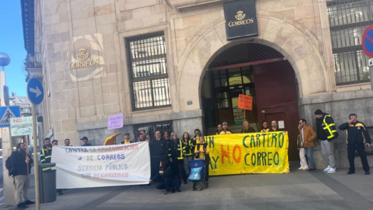 Los trabajadores de Correos Torrelavega en huelga contra el algoritmo