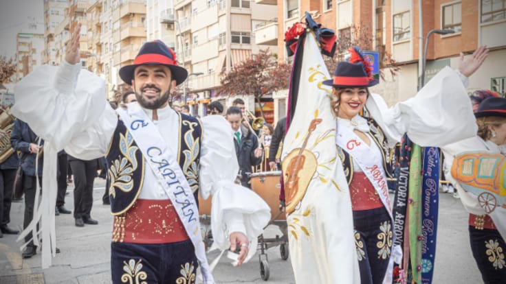 Eva y Pedro comparten su experiencia como abanderada y capitán en el espacio de Radio Elda, Embajada.