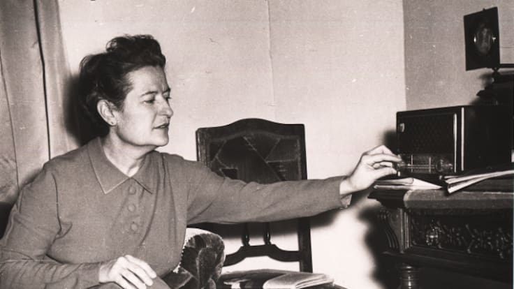 'Doce meses con Carmen': T01x02, Carmen Conde levanta su voz en la radio