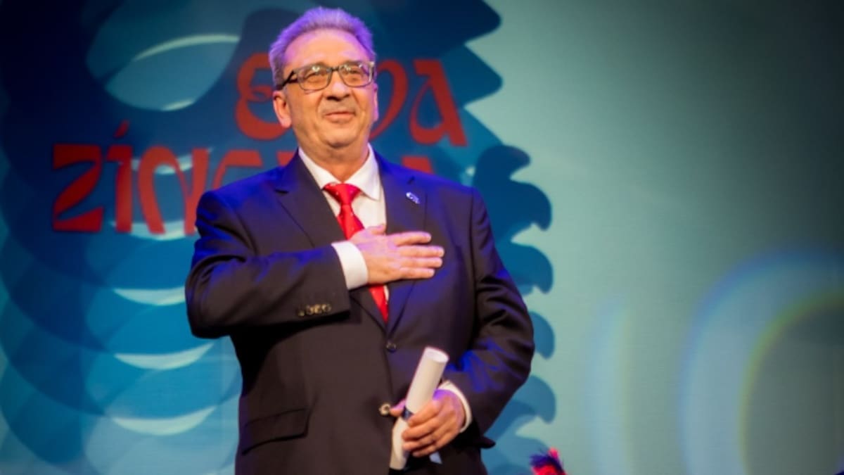 Testimonios de festeros distinguidos durante la gala anual de la comparsa Zíngaros, compartiendo emociones y recuerdos.