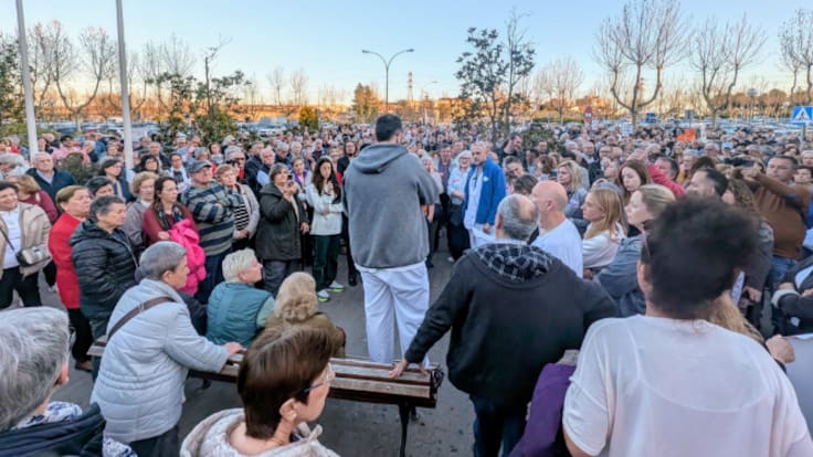 Un sanitario leyó el manifiesto por la Sanidad pública en la concentración ante el Hospital de Getafe y la alcaldesa getafense, Sara Hernández, muestra su apoyo.