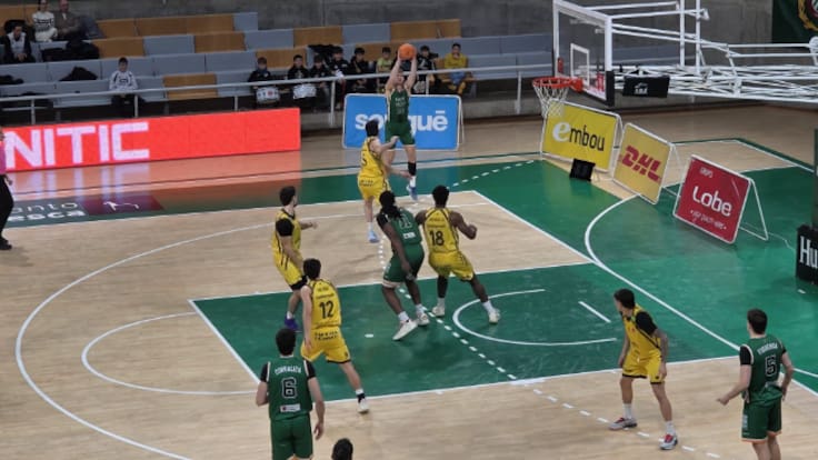 Omar Thiam, jugador del CB Peñas, en SER Deportivos