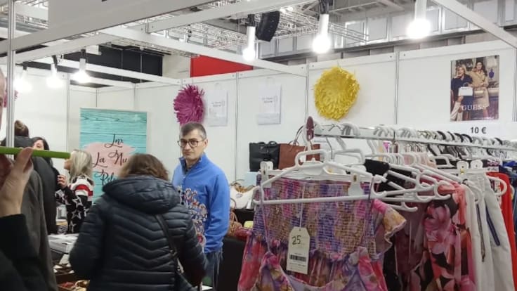 Comerciantes y clientes en la Feria de Stocks de Huesca
