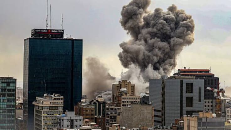 De la imagen del cadáver de Jameneí al portaaviones americano bombardeado: estos son los bulos más virales sobre Irán