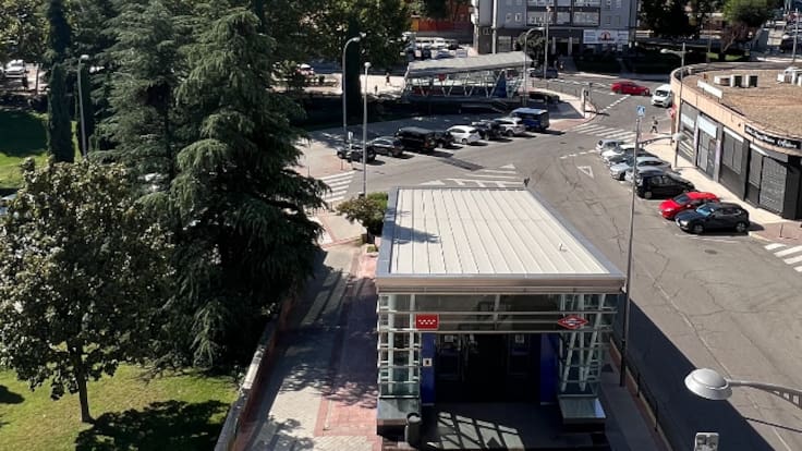 La concejala de Estrategia de Ciudad, Mónica Sebastián, y la edil del PP, Mª de los Ángeles Camacho, debaten sobre la moción para una auditoria del estado de Metrosur.