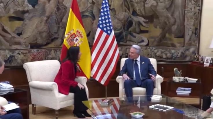 Feijóo e Iker Jiménez analizan las psicofonías de la reunión entre Robles y el embajador de EEUU: "Aquí no hay mucho misterio"