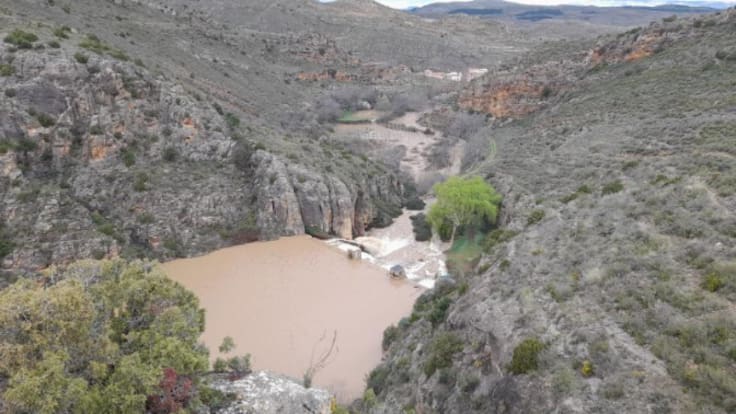 Los vecinos de Valdegutur reclaman limpiar el fondo del embalse de Añamaza para evitar que rebose el agua cada vez que llueve con intensidad