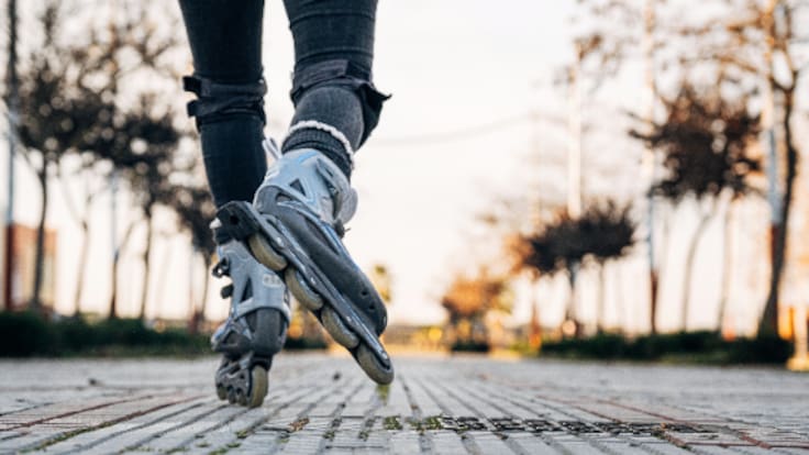 Javier González, concejal de Juventud de Fuenlabrada, y Ángel Marrón, coordinador de la concejalía, hablan sobre la Ruta Nocturna de Patines por la ciudad.