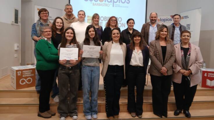 Dos alumnas del colegio Escolapios de Barbastro ganadoras del certamen relatos "Consumir en Igualdad"
