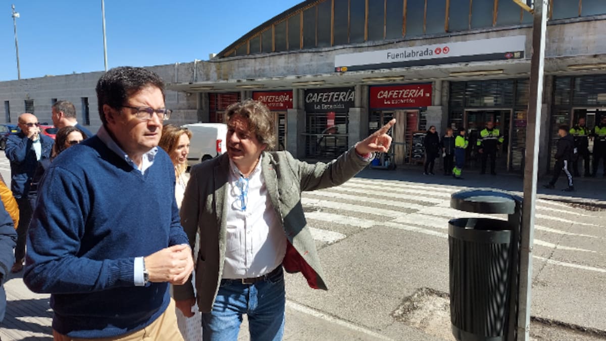 Óscar López, ministro de Función Pública, y Javier Ayala, alcalde de Fuenlabrada, anuncian la reforma de la estación de La Serna dentro del plan de renovación de la línea C-5