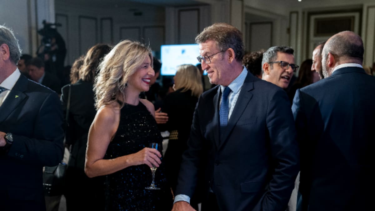 Yolanda Díaz se monta su propia teletienda en la última parodia del 'Si Amanece': de la lavadora Feijóo al aspirador Pablo Iglesias