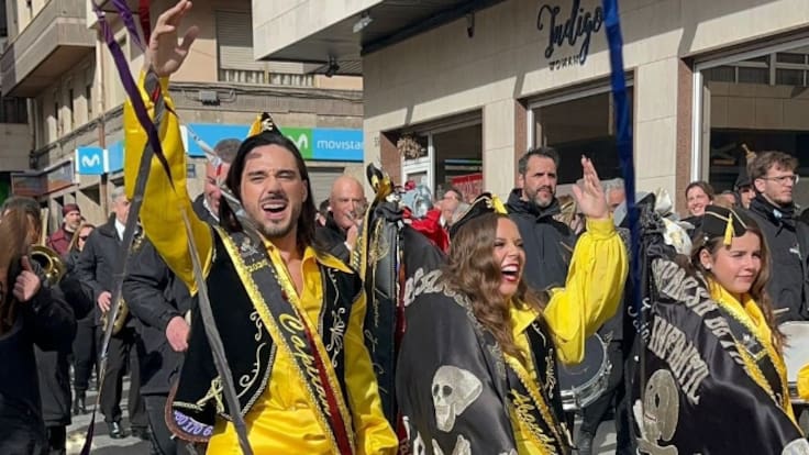 Itziar y Aitor Samper Marco, abanderada y capitán de la Comparsa Piratas de Elda