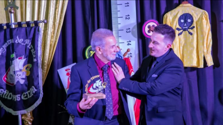 José Luis Andreu y Yaiza Giménez, festeros homenajeados por la comparsa Piratas de Elda.