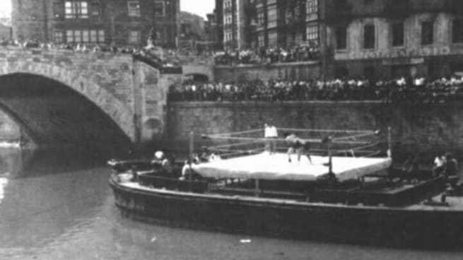 El boxeo bizkaino cumple un siglo de vida y quiere celebrarlo recuperando los combates sobre la ría