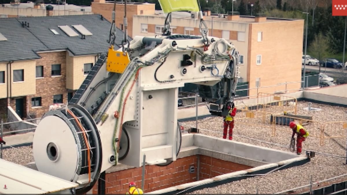 Isabel Díaz Ayuso, presidenta de la Comunidad de Madrid, habla sobre la instalación del equipo de protonterapia que ha llegado al Hospital de Fuenlabrada.