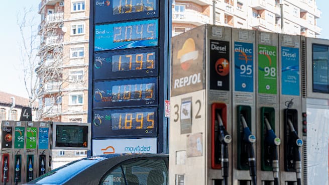 ¿Cuánto vamos a ahorrarnos ahora por llenar el depósito? ¿Y en la factura de la luz? Todas las respuestas para el consumidor tras las medidas aprobadas por el Gobierno