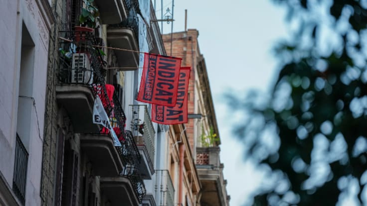 El Govern confia a frenar el desnonament del bloc de Sant Agustí i avisa de sancions a partir dels 90.000 euros: "Aquestes operacions no són benvingudes"