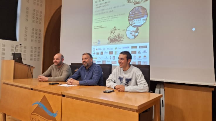 Pedro Loscertales, presidente comarcal de Los Monegros; José Jaime Castellón, alcalde de Villanueva de Sijena; y Borja Huerva, concejal, presentan III Feria de Caza y Pesca.
