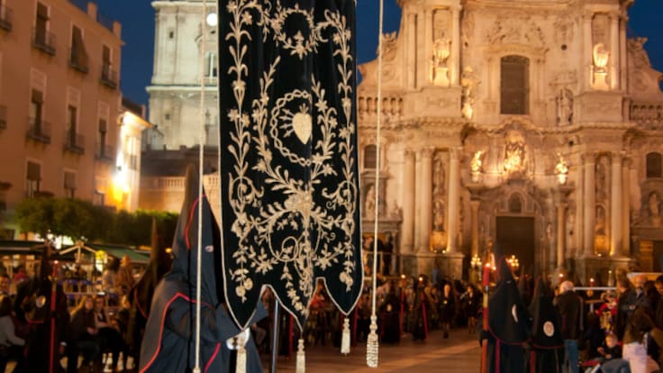 El silencio y el recogimiento toman las calles de Murcia con la procesión de la Soledad del Calvario