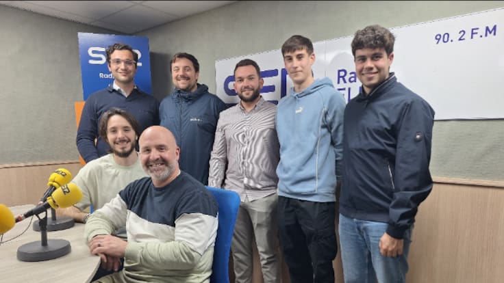 César González conversa con Paco Martín y los costaleros de la Soledad.