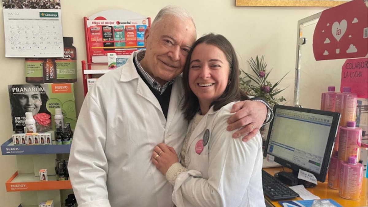 La farmacia de Mira: tres generaciones unidas por vocación y memoria