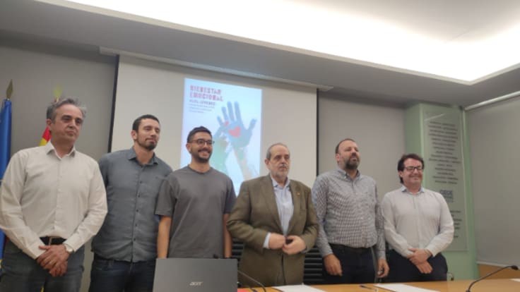 Los psicólogos sanitarios Óscar Nadal y Noel Torrijos explican las características del servicio de asesoría de bienestar emocional para lóvenes de Los Monegros.