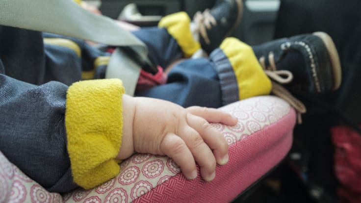 Las surrealistas propuestas de una pareja pronatalista para fomentar la natalidad