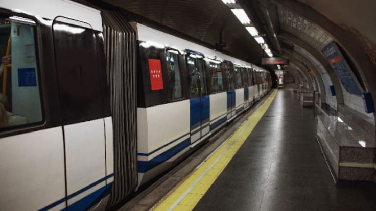 Los diputados en la Asamblea de Madrid Enrique Serrano (PP) y Cristina González (PSOE) debaten sobre la extensión del Metro a Parla
