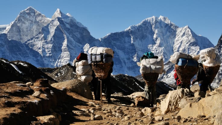 La mafia detrás de los falsos rescates millonarios en el Everest: "Te echan bicarbonato en la comida para intoxicarte"