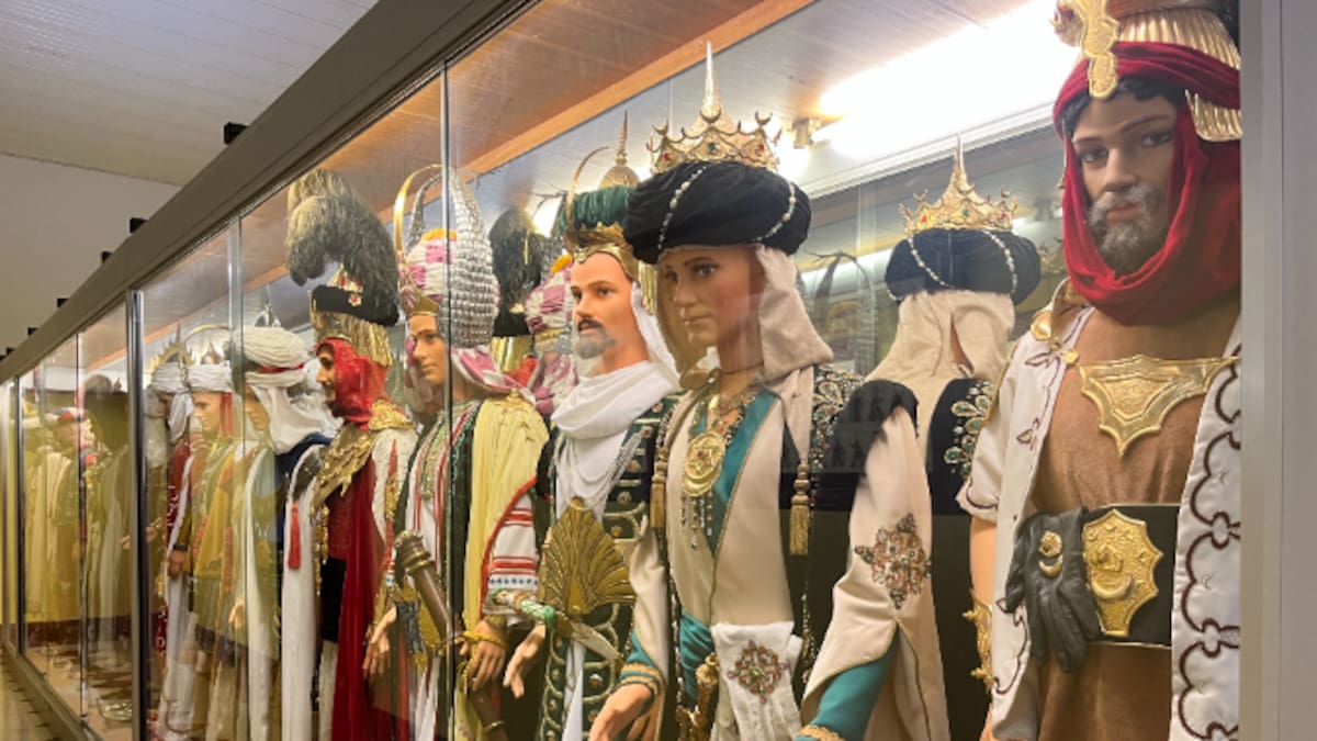 T04x16 Alcoi, avant la Festa!_La indumentària dels càrrecs de les Festes de Moros i Cristians d'Alcoi.