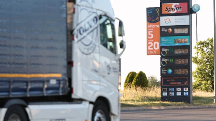 Así es el viaje de un barril de petróleo hasta convertirse en gasolina