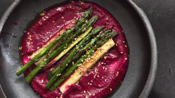 Rebots: hummus de remolatxa amb carabasseta i espàrrecs