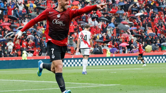 Ni Lewandowski, ni Julián Álvarez: la sorprendente dupla que propone Santi Giménez para el ataque del FC Barcelona