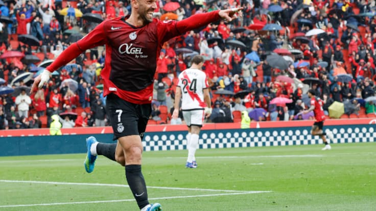 Ni Lewandowski, ni Julián Álvarez: la sorprendente dupla que propone Santi Giménez para el ataque del FC Barcelona