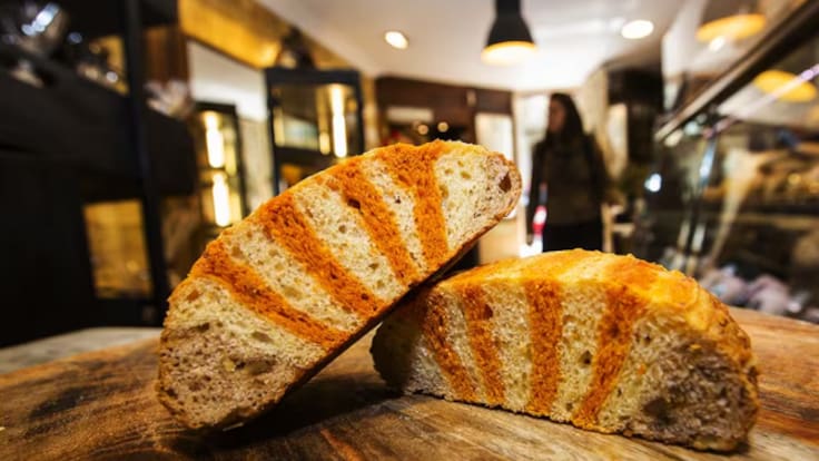 El secret del Pa de Sant Jordi, un invent que va néixer per donar gust a la diada