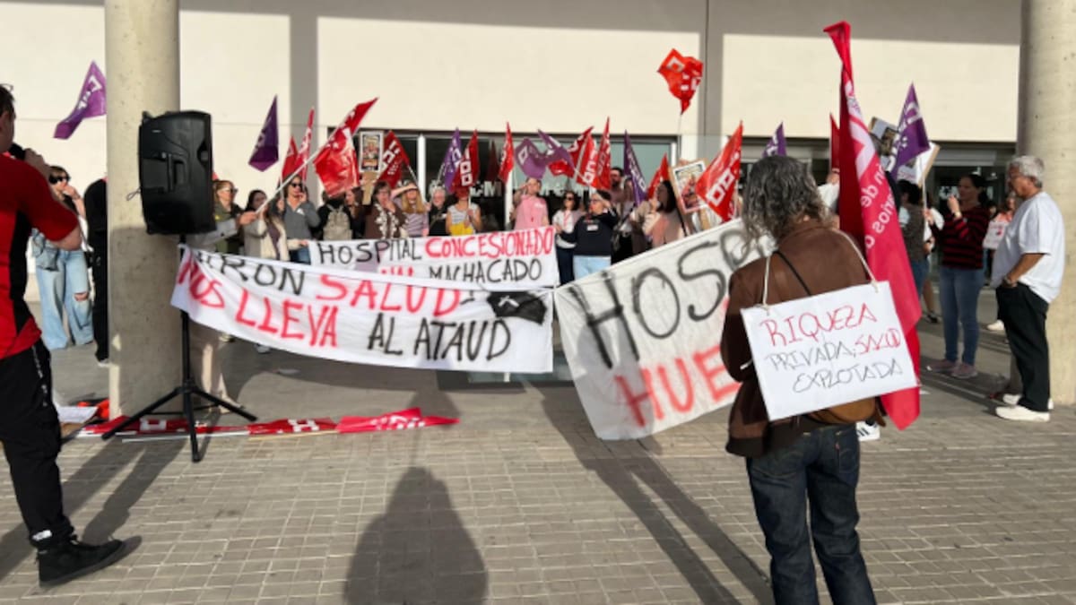 Paloma Velayos, secretaria de Comunicación de CCOO Las Vegas, repasa las demandas laborales de la huelga en el hospitales de Quirón Salud Infanta Elena en Valdemoro