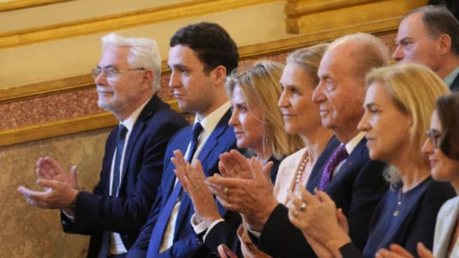 La familia real que pudo ser en las portadas, los reales griegos ya son De Grecia y el sol de México en Madrid