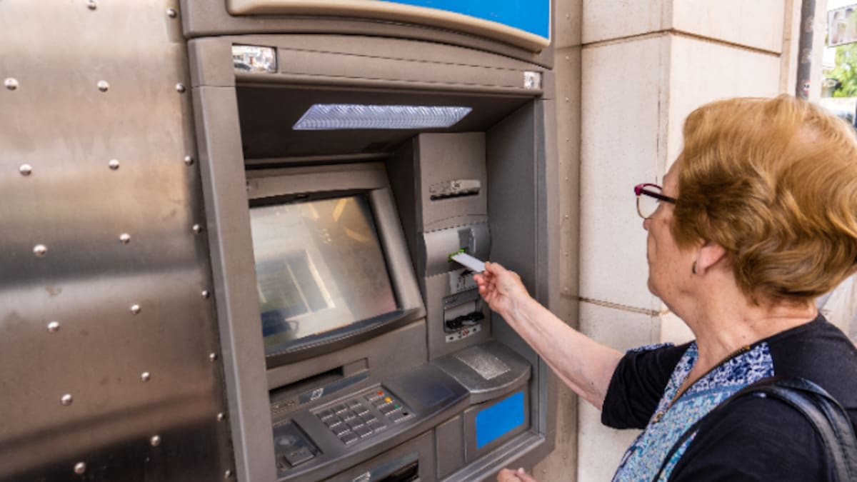 Raquel Carpio, portavoz de Policía Nacional en Alicante, explica la dentención de dos personas que han estafado a mayores por el método de la 'siembra' en Torrejón de la Calzada y cuatro municipios más.