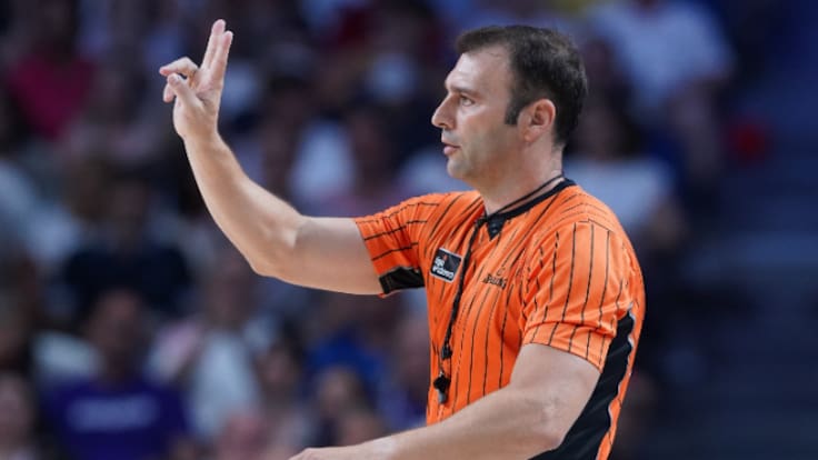 Un árbitro ACB señala el gran cambio que ha vivido durante dos décadas de baloncesto español: "Han progresado muchísimo"