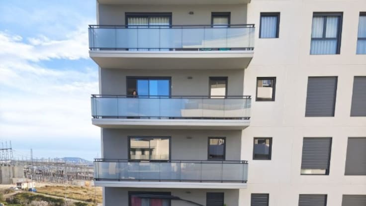 Article 47:Entrar a un pis nou ple d'excrements, persianes que volen i portes trencades