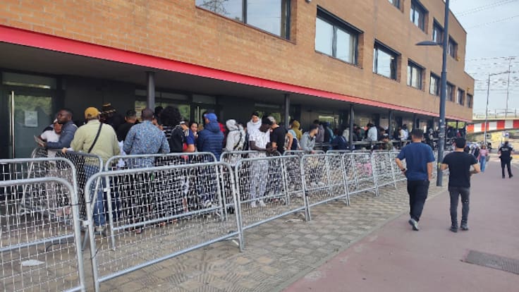 "Fa dues hores que estic fent cua però m'és igual. Necessito els papers"