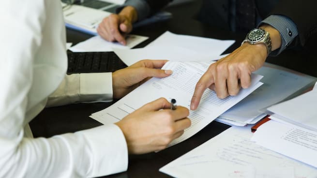 Un ingeniero especializado en transparencia denuncia opacidad en los contratos menores: "Millones de euros se adjudican a dedo sin competencia"