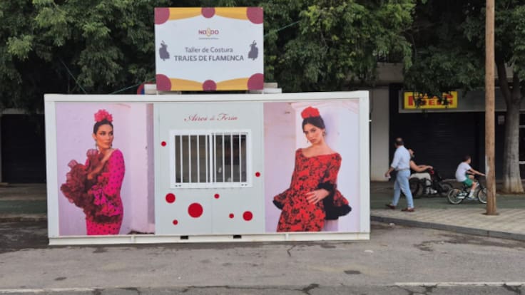 La caseta de la Feria de Abril donde te lo arreglan todo: hasta este jueves han atendido 562 rotos