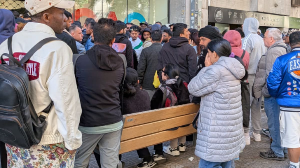 Advocats que acompanyen el procés de regularització: "Ens trobem clients que han dormit a les cues, revenda de tiquets i estafes de 400 euros per una cita gratuïta"