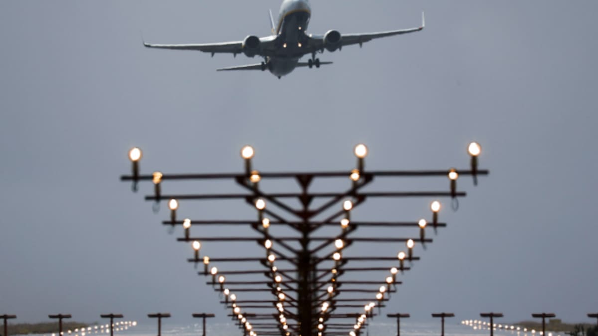 Las aerolíneas trasladan a sus tarifas la subida del precio del combustible