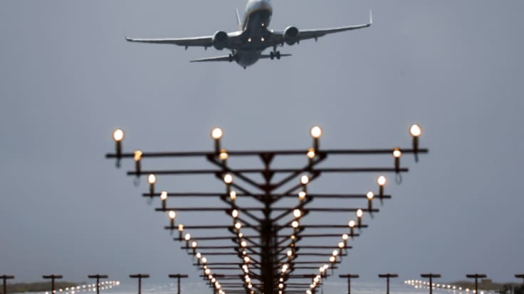 Las aerolíneas trasladan a sus tarifas la subida del precio del combustible