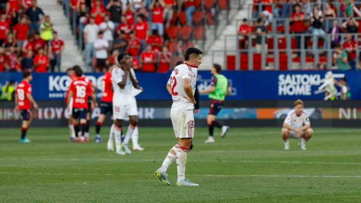 Tensión e insultos de aficionados ante un Sevilla "en descomposición"