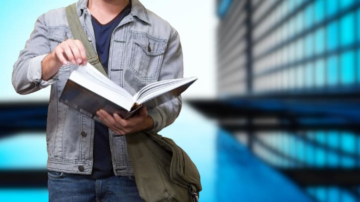 Entrevista a Carmen Bárcena, secretaria y patrona de la Fundación Manuel del Río Domínguez, sobre las becas para estudiantes universitarios con pocos recursos que concede esta Fundación.