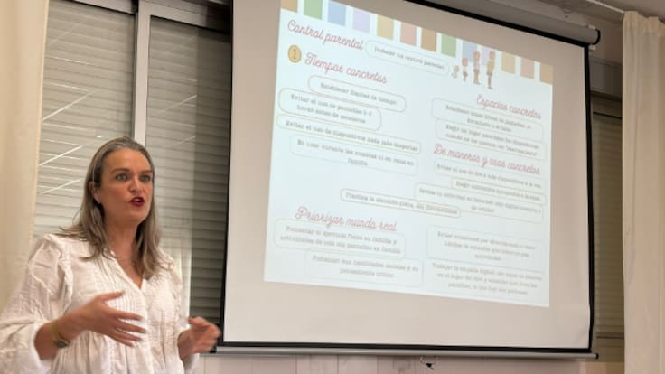 La neurorradióloga malagueña que quiere saber cómo el móvil está cambiando el cerebro adolescente