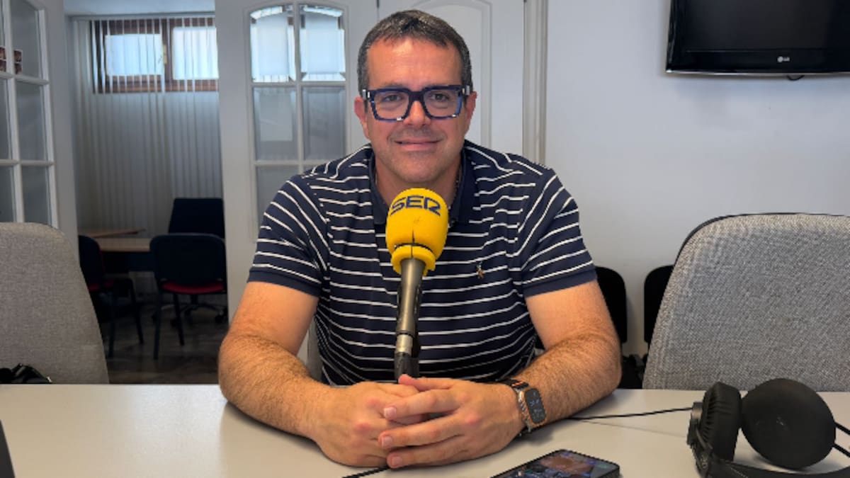 Mirando al eclipse desde Tudela con gafas homologadas y solidarias